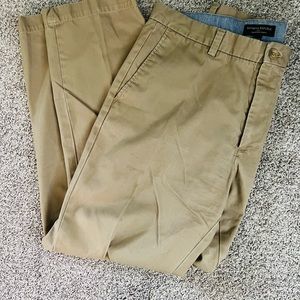 Banana Republic Mens 35/32 Khakis in excellent condition
